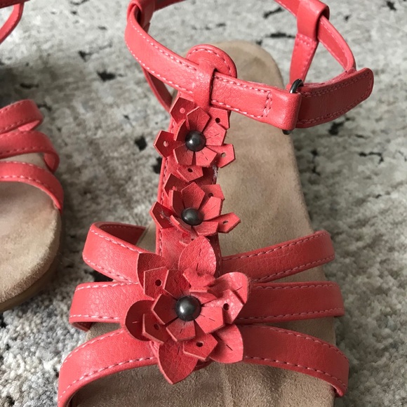 Yuu Wedge Sandals - Picture 3 of 5